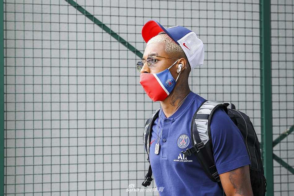 内马尔戴着标志性的耳机，以一副墨镜和休闲装束亮相，举手投足间尽显巨星风范。他将是这支巴黎在进攻端最依仗的爆点，面对亚特兰大，他的发挥至关重要。