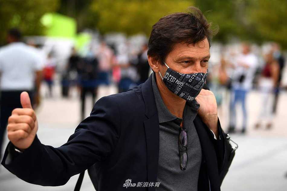 主帅图赫尔在抵达后亲自搬运球队物资，神情专注而严肃。他的战术部署和临场调整，尤其是如何使用刚刚伤愈的姆巴佩，将直接决定巴黎能在这届欧冠中走多远。