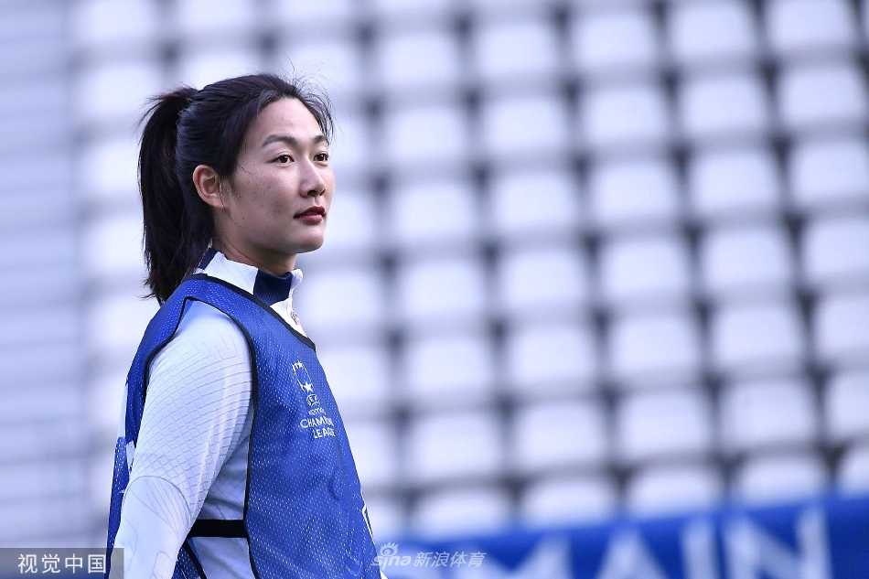 杨莉娜在训练中专注地进行技术练习，眼神坚定，皮球在她脚下被稳稳控制。