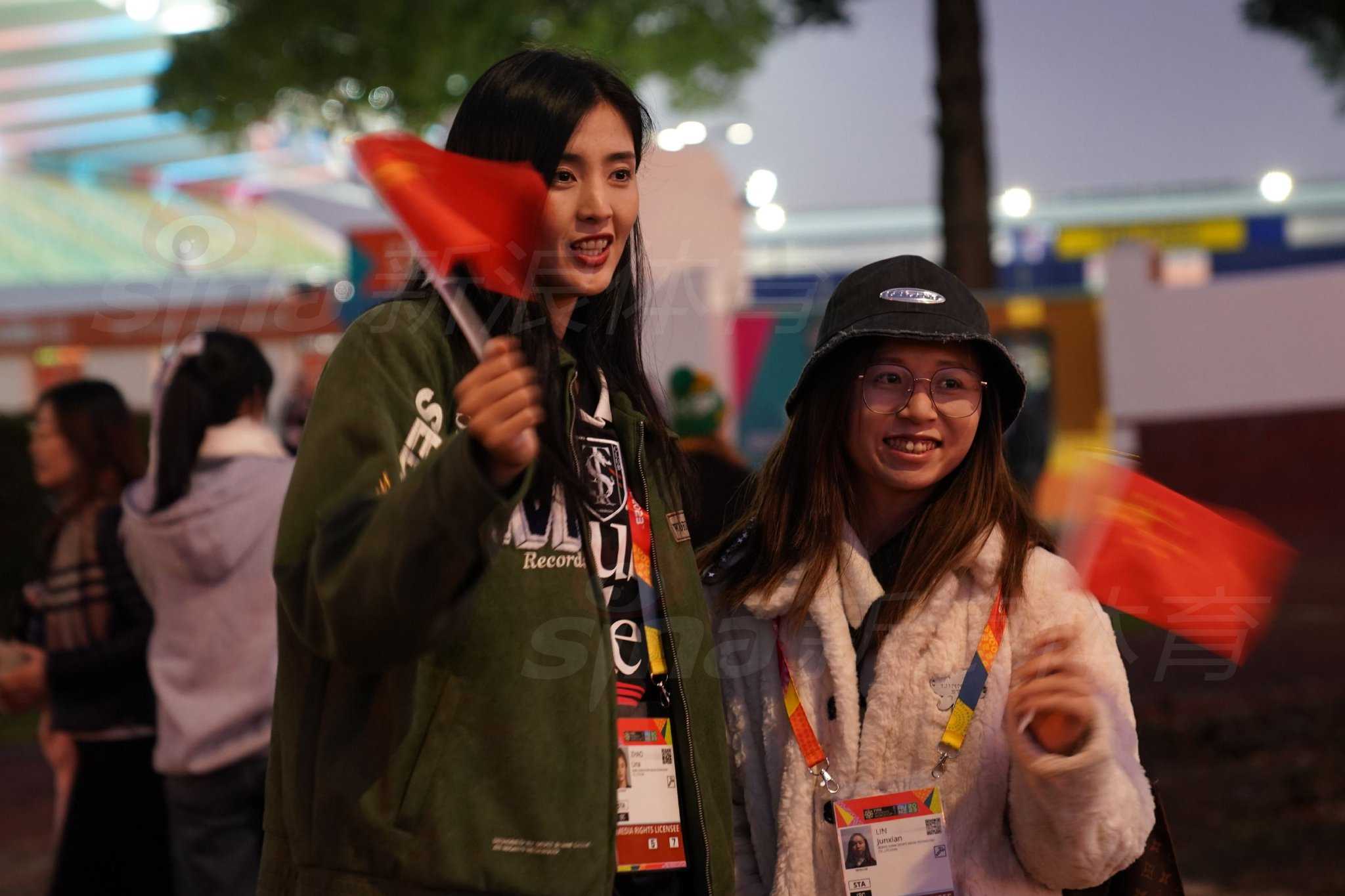 终场哨响后，中国女足姑娘们落寞的背影与远处庆祝的丹麦队员形成鲜明对比