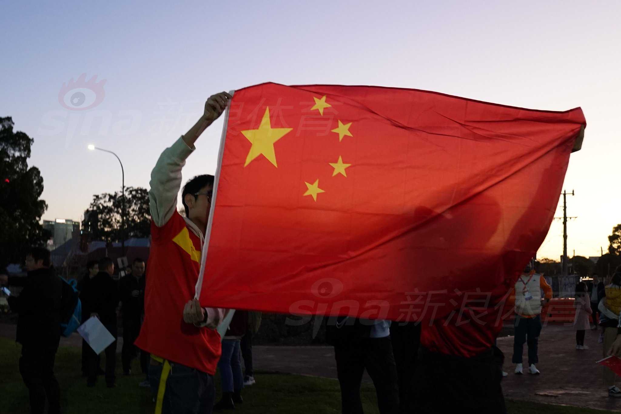 中国队球员王霜在边路轻盈摆脱防守，准备送出关键传球，眼神专注而冷静