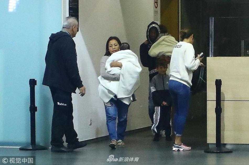 梅西轻轻将熟睡的小西罗调整到更舒适的姿势，小家伙穿着可爱的婴儿连体衣，父子间的亲密无间令人动容