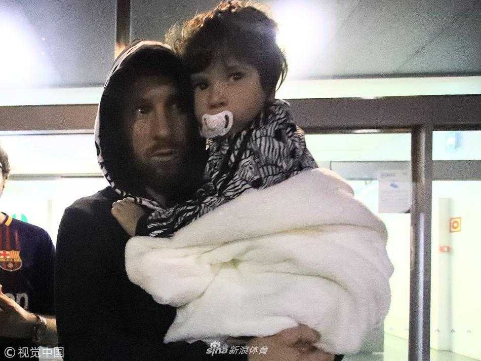疲惫的球王紧紧抱着幼子，小家伙趴在父亲肩头睡得香甜，梅西眼神中满是温柔与倦意