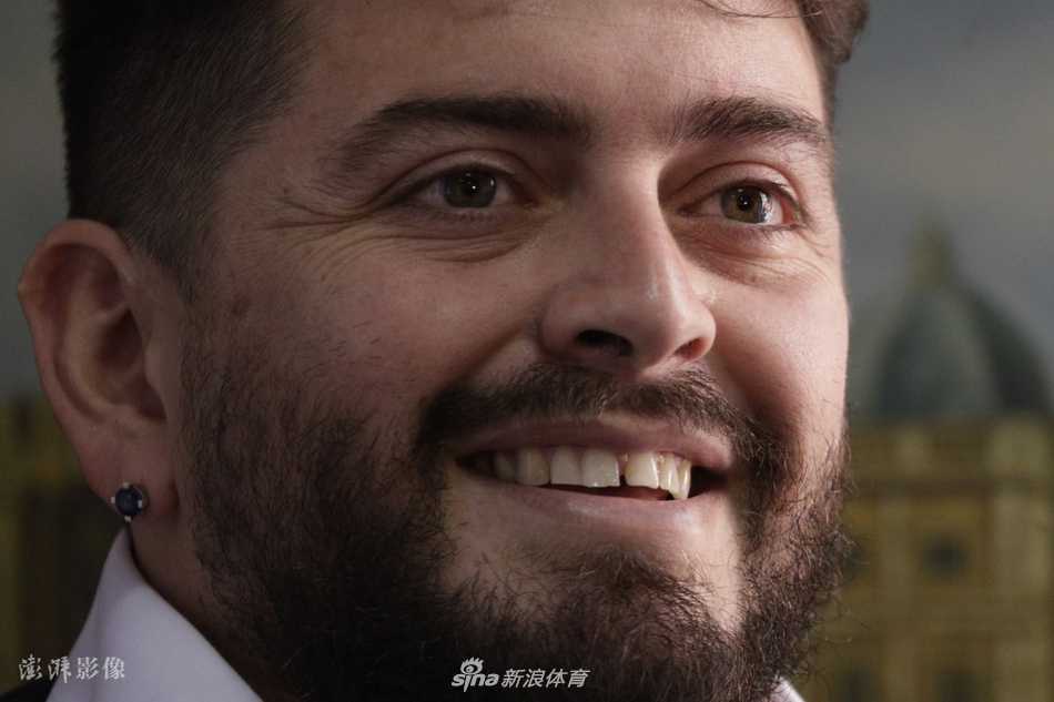 仪式接近尾声，小马拉多纳将阿根廷护照等文件细心收好，脸上洋溢着难以掩饰的喜悦与释然，这一刻他等了太久