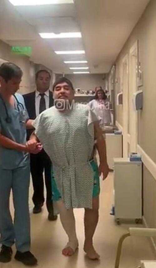 球王重生,传奇不屈:马拉多纳膝盖手术后的坚定步伐 手术后的马拉多纳,右膝被厚实绷带紧紧缠绕,目光却依然坚毅地望向前方,仿佛在向伤病宣告自己绝不退缩