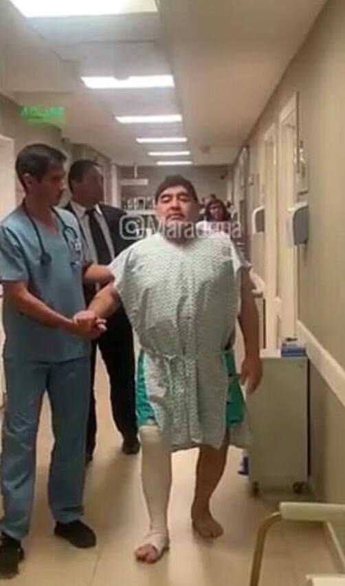 球王重生,传奇不屈:马拉多纳膝盖手术后的坚定步伐 特写镜头下,马拉多纳右腿上层层叠叠的绷带清晰可见,每一圈缠绕都诉说着手术的复杂与康复之路的艰辛