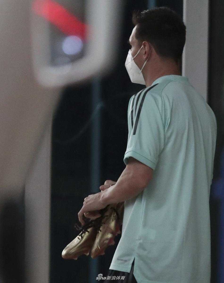 身穿阿根廷10号球衣的梅西从大巴走下，表情沉静而专注，似乎对酒店外震耳欲聋的欢呼声早已习以为常，但嘴角不经意间流露出的一丝微笑，还是泄露了他对球迷这份狂热支持的感动。