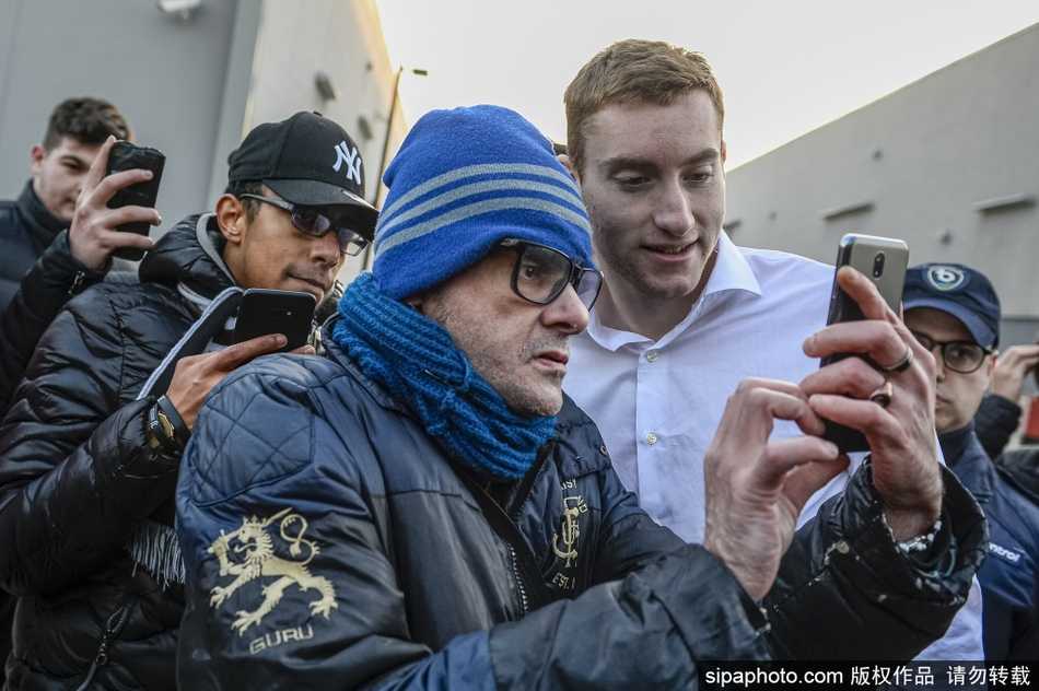 库卢塞夫斯基在进行抽血检测前挽起袖子，表情轻松地与护士交谈，展现出初生牛犊不怕虎的大将风范。