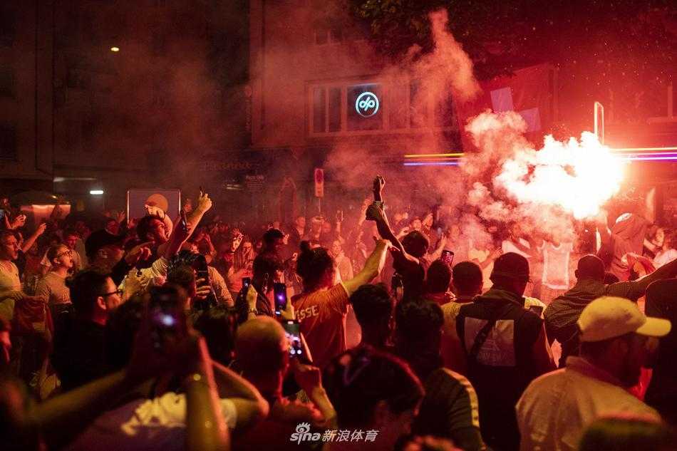 在终场哨响的一瞬间，苏黎世班霍夫大街上的球迷陷入了彻底的癫狂，一名男子被朋友高高举起，他张开双臂如同展翅翱翔的雄鹰，尽情释放着心中压抑了整场的紧张与最终的狂喜。