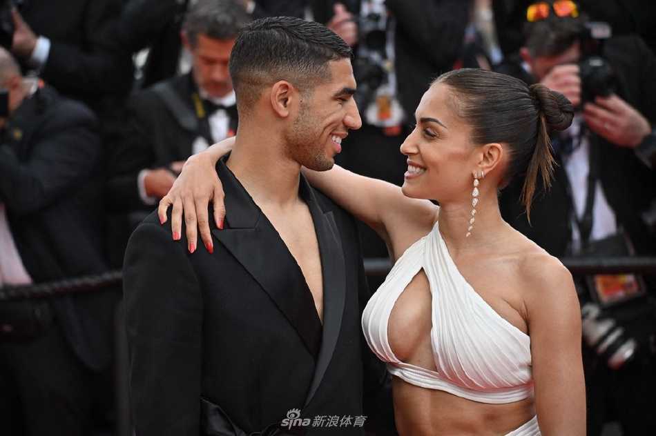 红毯仪式临近尾声，阿什拉夫与女友转身准备进入电影宫内部，他们的背影融入熙攘的人群与宏伟的建筑之中，为这个迷人的夜晚画上句点。