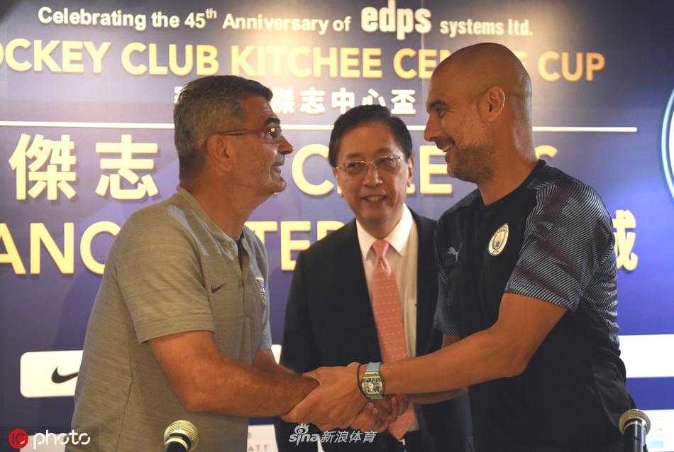 瓜迪奥拉在发布会结束前向记者致意，举手投足间尽显名帅风范