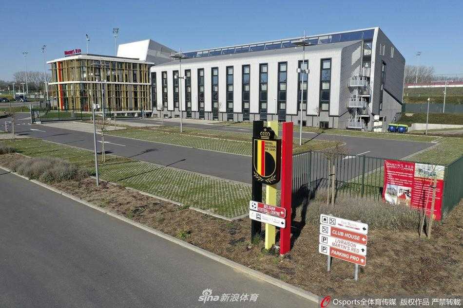 空旷的更衣室内，一排排更衣柜整齐地关闭着，但地板上整齐地摆放着几双洗净的球鞋和训练装备，仿佛球员们只是暂时离开，随时会回来重新披挂上阵，空气中弥漫着消毒水的气味。