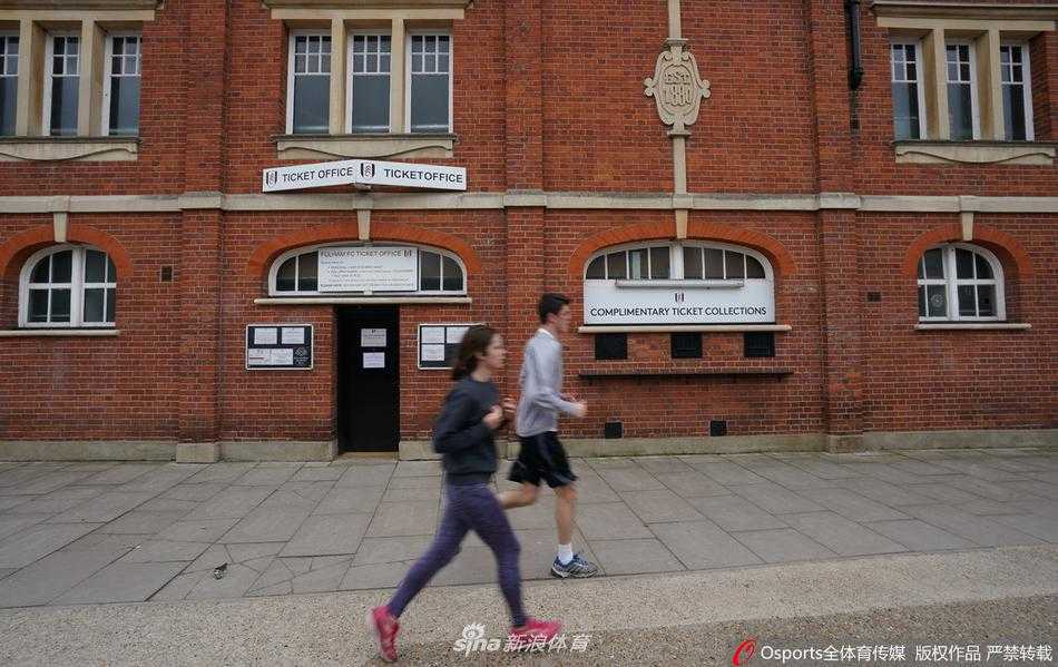 斯坦福桥球场内部的VIP看台区域，座椅整齐却空无一人，豪华的设施在寂静中显得格外冷清，仿佛一场盛宴被突然取消。