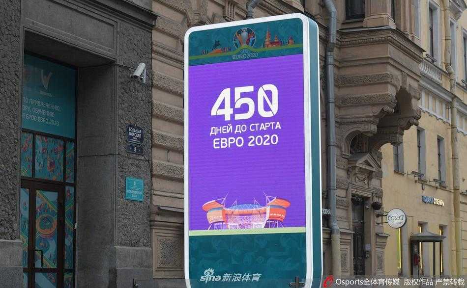 一位身穿深色外套的路人恰好走过倒计时钟前，他微微侧目，凝视着那个崭新的数字450，背景是圣彼得堡典型的欧式建筑，动静之间定格了历史瞬间。