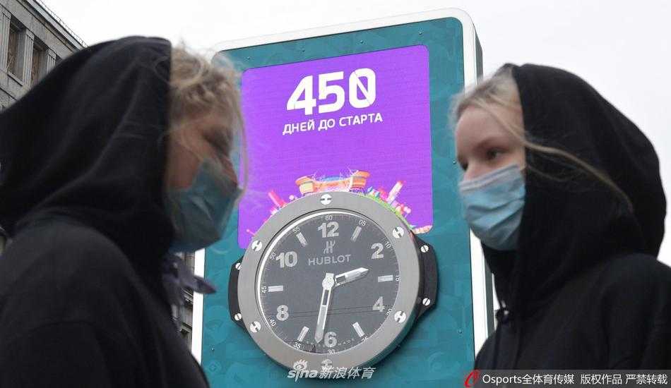 镜头拉近，清晰捕捉到倒计时钟表盘上450的数字细节，以及下方2021年的字样，背景虚化的城市景象诉说着这是一段属于全城的历史时刻。