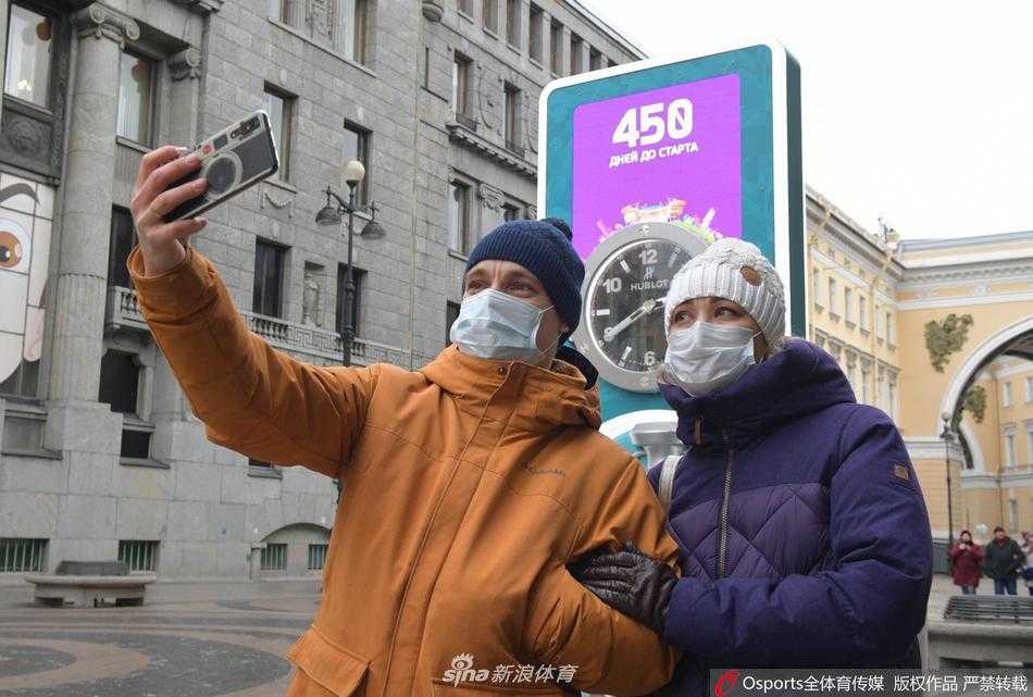 夜幕降临，圣彼得堡街头华灯初上，欧洲杯倒计时钟被灯光照亮，450天几个大字在夜色中格外夺目，宛如寒夜中一座温暖的灯塔。