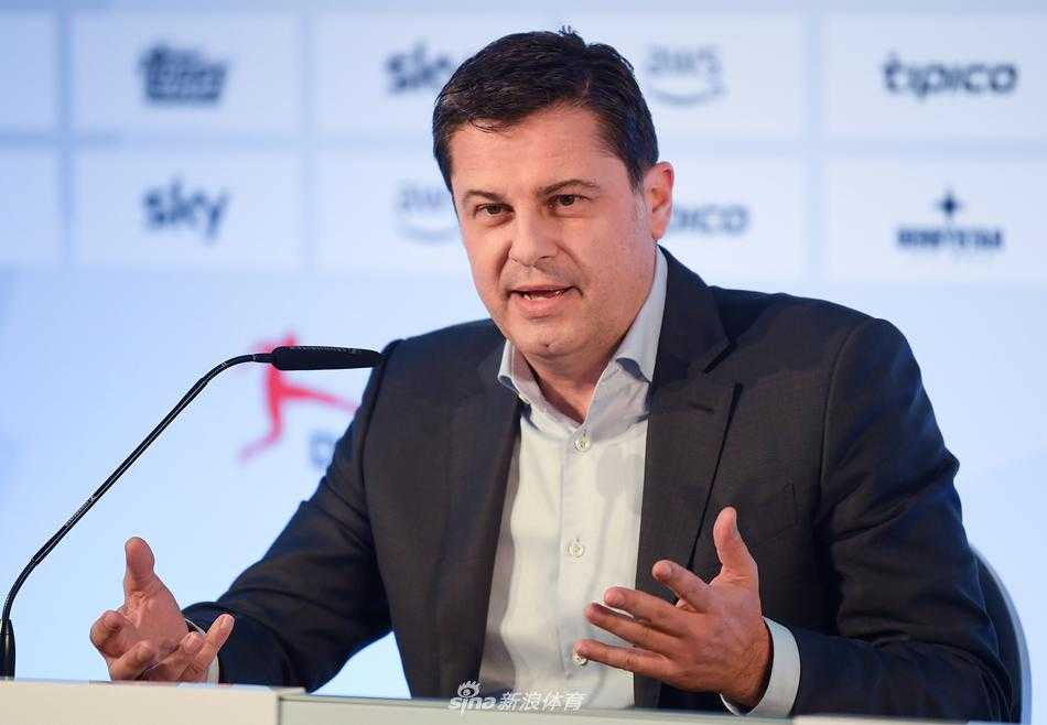 联盟首席执行官赛弗特在聚光灯下神色凝重，面对空旷的发布厅里密集的话筒，正式宣布德甲联赛因疫情面临前所未有的停摆危机。