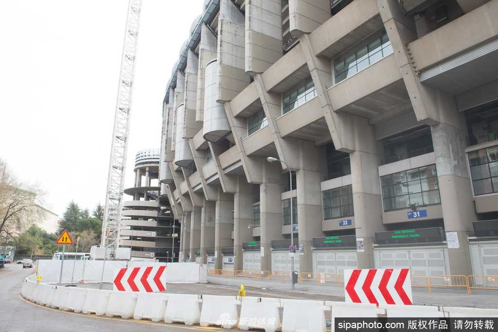 伯纳乌球场内部环廊的官方纪念品商店已经拉下了厚重的卷帘门，门上张贴着因疫情暂时关闭的告示，橱窗里展示的球衣和围巾静静陈列，却再也等不来将它们带回家的热情球迷。