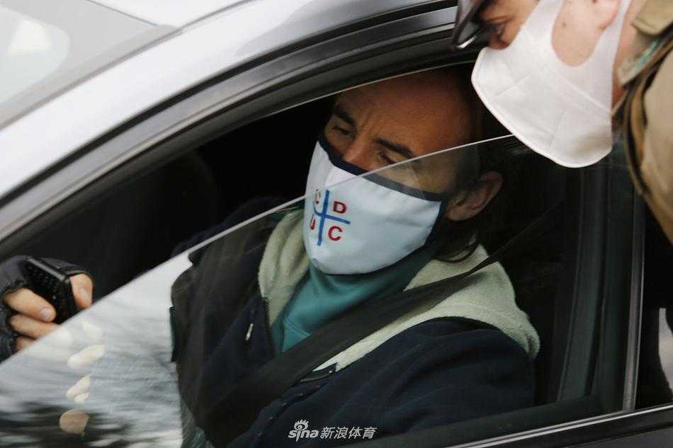 两名球员在保持安全距离的前提下进行传球配合，草皮的翠绿与运动服的鲜艳点亮了疫情笼罩下的圣地亚哥。