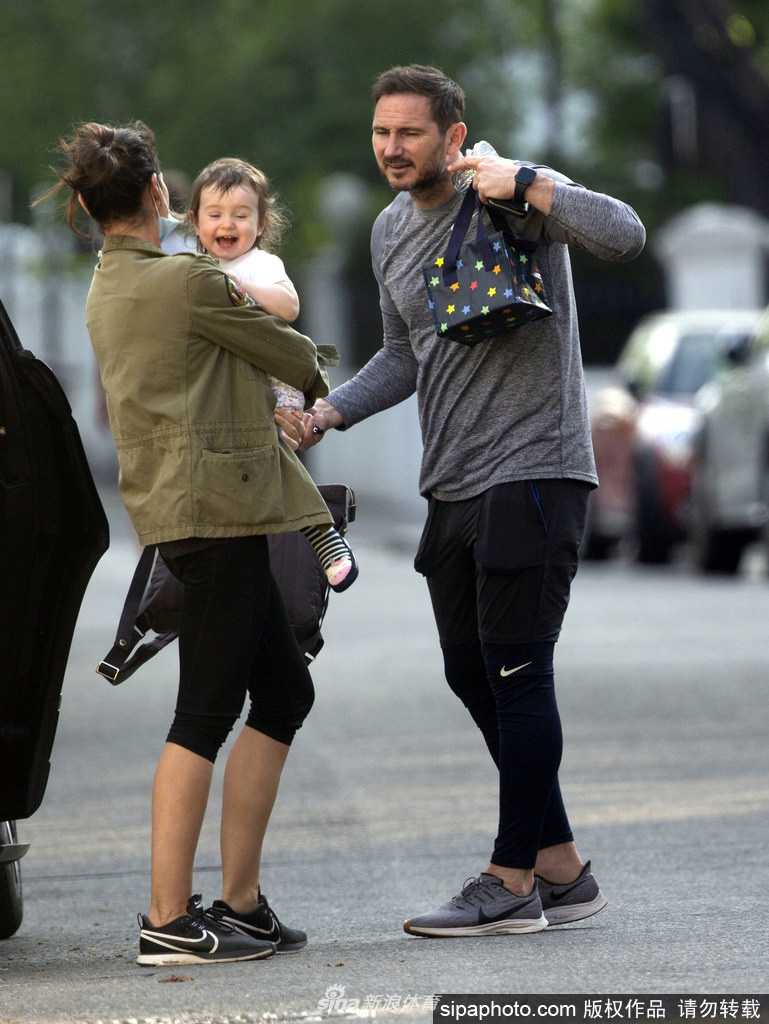 兰帕德怀抱物品行走在伦敦街头，妻子克里斯蒂娜紧随其后，一家三口口罩防护下的温馨春日出游