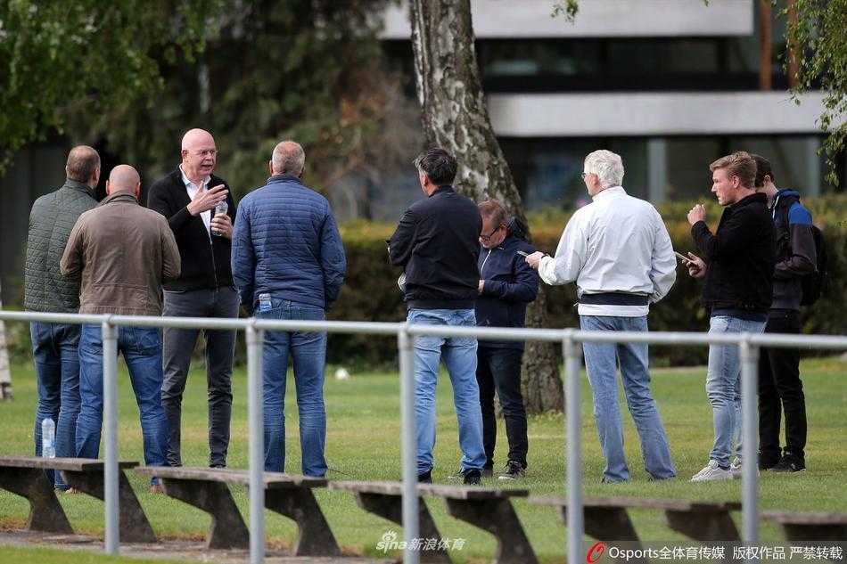 镜头聚焦于球员脚部，一只足球安静地停放在草皮上，而球员则站在一米开外，仿佛在进行一场无声的对话，球鞋的钉鞋与洁白的1.5米标识线形成了视觉上的强烈对比。