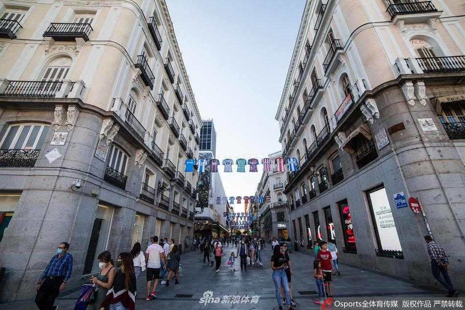 午后的阳光洒在球衣上，为这些静止的织物赋予了流动的光泽，它们静静地守护着这座暂时安静的城市。