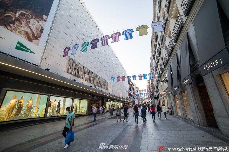 整条普雷西亚多斯大街被各式球衣装点得充满生机，原本空旷的街道因为这些跃动的色彩而不再寂寥。