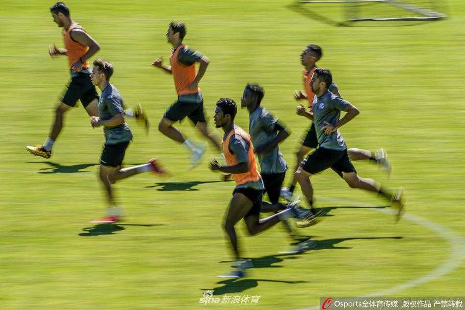 午后的阳光温柔地洒在科尔纳雷多体育中心的草坪上，卢加诺球员们正进行着恢复性训练，他们专注的眼神仿佛要穿透疫情的阴霾，直抵即将重启的联赛。