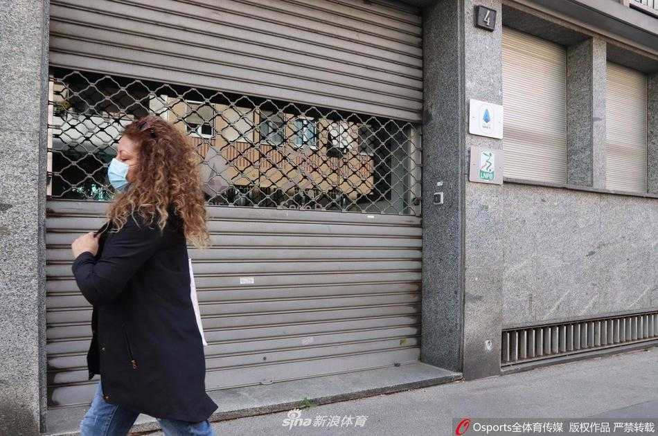 从另一个角度看去，阳光努力穿过玻璃试图照亮内部，却只在地面上投下长长的光影，前台区域的摆设静止不动，这里不再有接待员忙碌的身影，也没有来访者匆忙的脚步，只剩下一片刺眼的安静。
