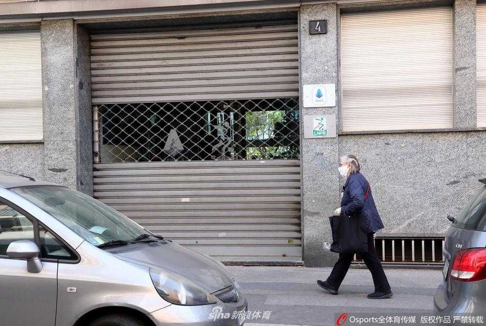 总部外的街道同样空荡无人，斜射的阳光拉长了门廊的阴影，巨大的意甲标志静静地悬挂在墙上，没有了球员的英姿和球迷的欢呼，这块象征着意大利足球顶级荣誉的牌匾，在那个春天里显得格外孤独和沉重。