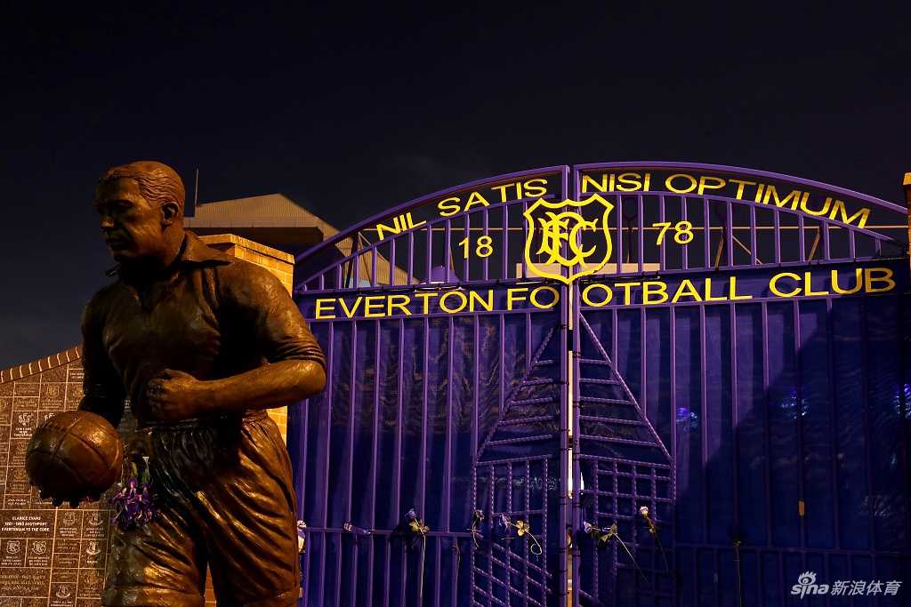 英超比赛用球静静地摆放在古迪逊公园球场的角旗杆旁，一场原定上演的绿茵好戏因疫情突发而无奈取消
