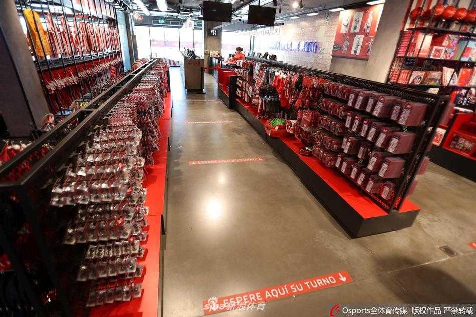 透过微微反光的玻璃，店内的足球、水瓶和琳琅满目的纪念品显得格外宁静。那件白色的球衣仿佛是一个符号，代表着即使在最艰难的时刻，纯白的信念也从未离开过伯纳乌的每一个角落。
