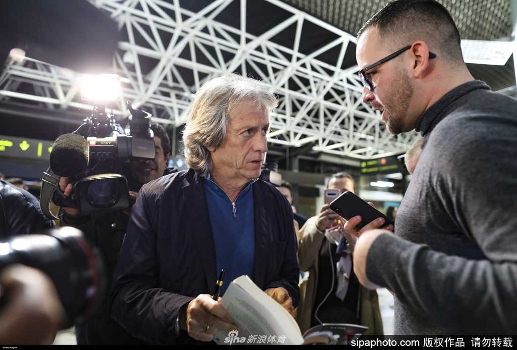 里约热内卢街头，一名戴着口罩的弗拉门戈球迷，眼神中流露着无奈与期盼