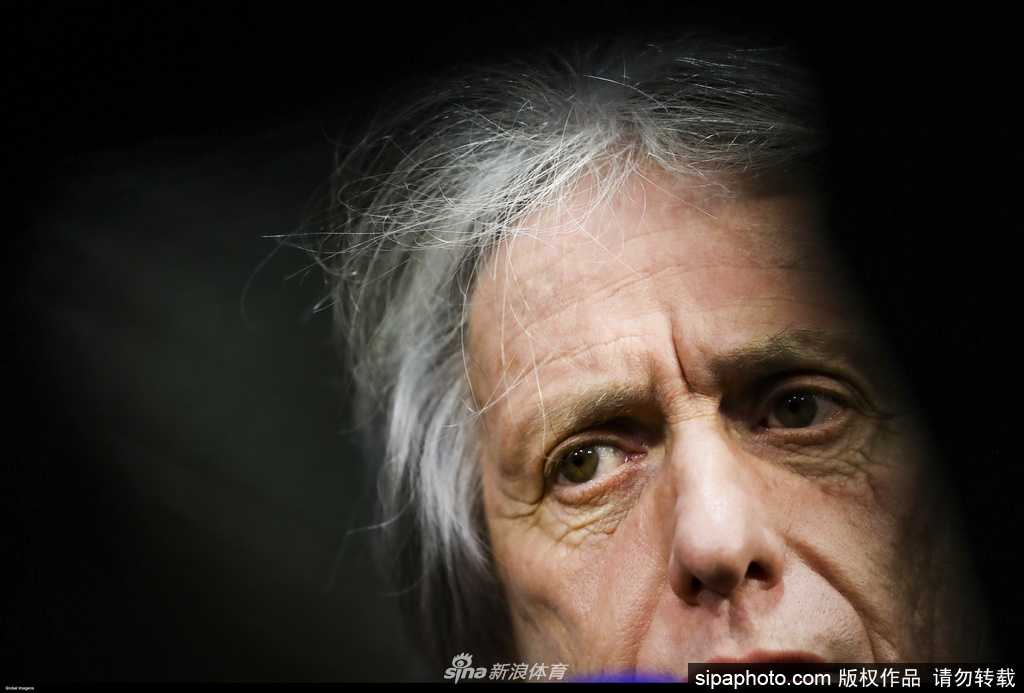 终于康复的热苏斯教练，隔着玻璃与等待他的球迷挥手致意，笑容温暖