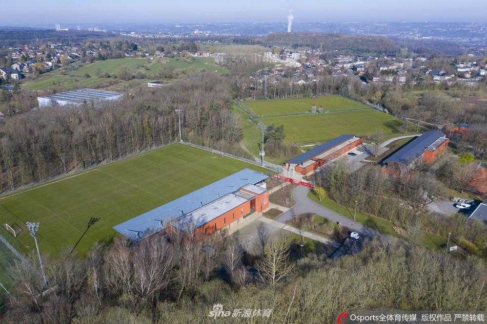 标准列日俱乐部训练基地大门紧锁，空无一人的停车场诉说着疫情下的停滞