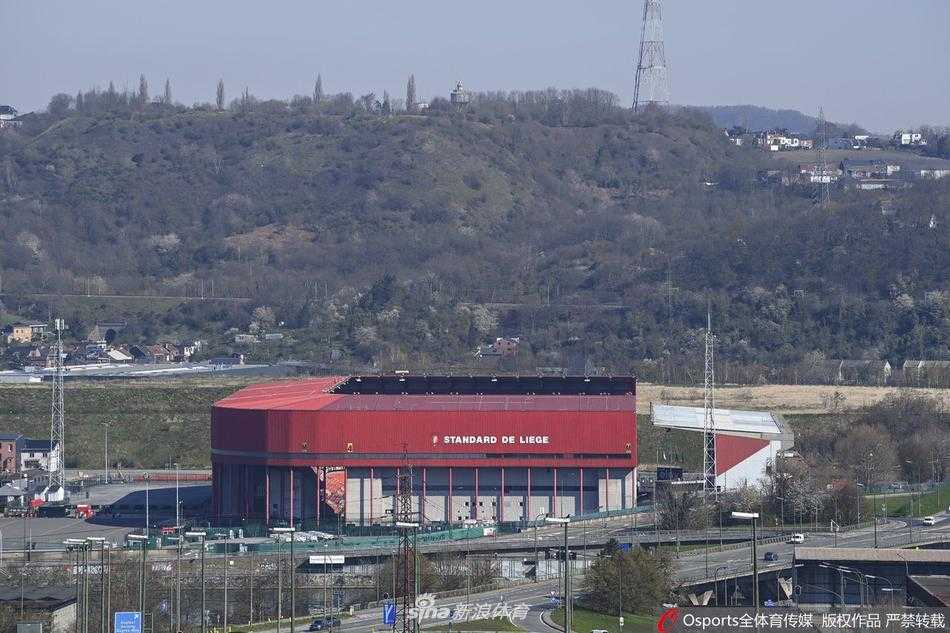 训练器材孤零零地摆放在场边，仿佛在等待着它们的主人归来
