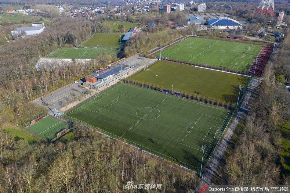标准列日的主场看台空无一人，夕阳余晖下只剩下沉默的座椅