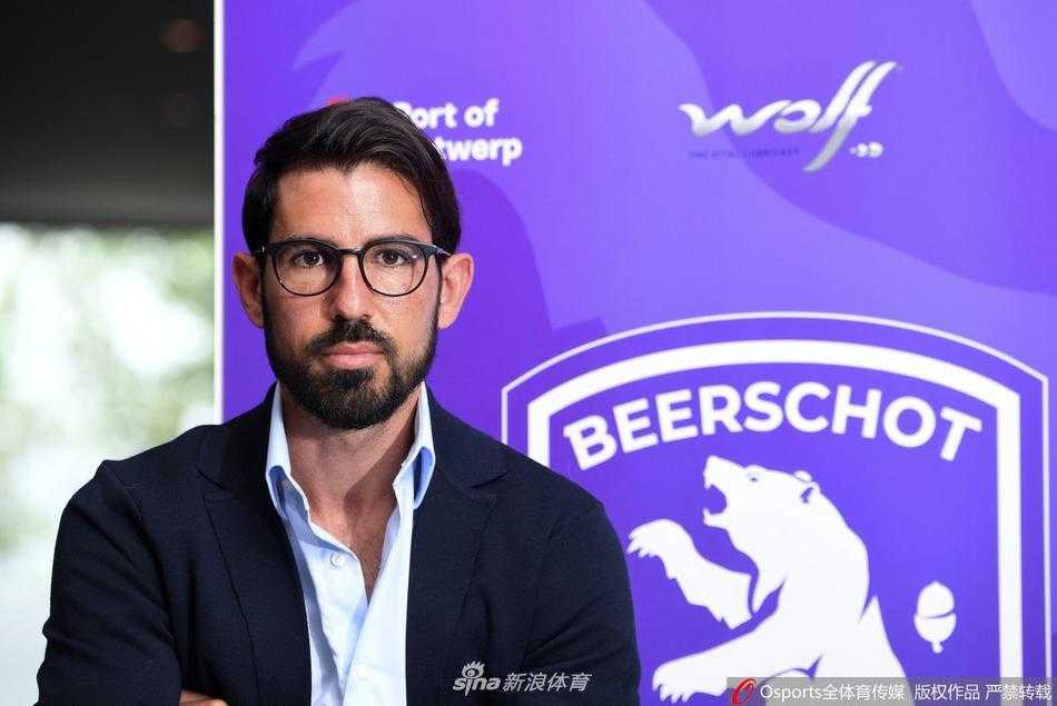 新任主帅贝尔肖特面带微笑，在空旷的球场看台前留下上任后的第一张正式肖像，他的眼神中充满了对未来的坚定与憧憬。