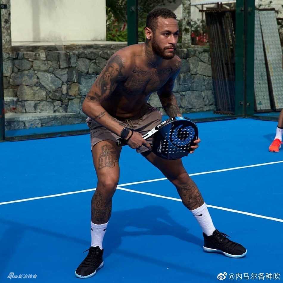 内马尔赤裸着上身，在豪宅的健身房内进行着高强度的器械训练，身体的线条在灯光下显得格外分明，专注的神情仿佛让人看到了他在球场上突破重围时的锐气。