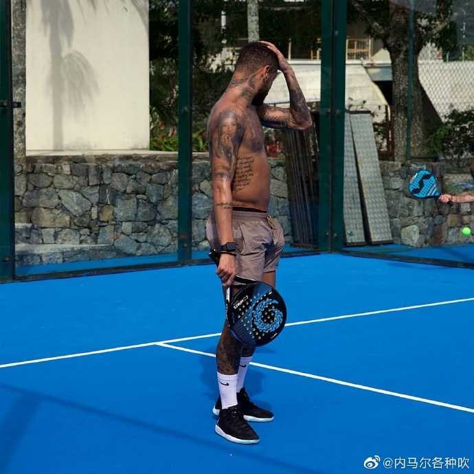 训练之余，内马尔与他的爱犬在庭院中互动，这温馨的一刻展现了他硬汉外表下的柔软内心，也说明了在与家人和宠物的陪伴中，他找到了调节身心、保持积极状态的秘诀。
