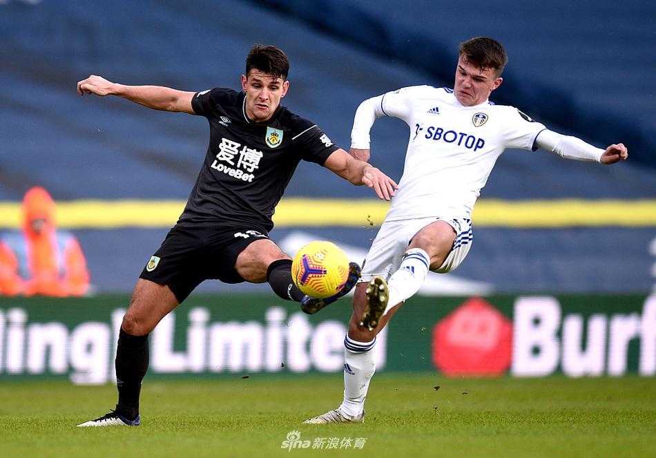 伯恩利前锋克里斯·伍德在禁区内高高跃起，力压利兹联防守球员完成一次强有力的头球攻门，皮球呼啸着飞向球门，气氛紧张到了极点