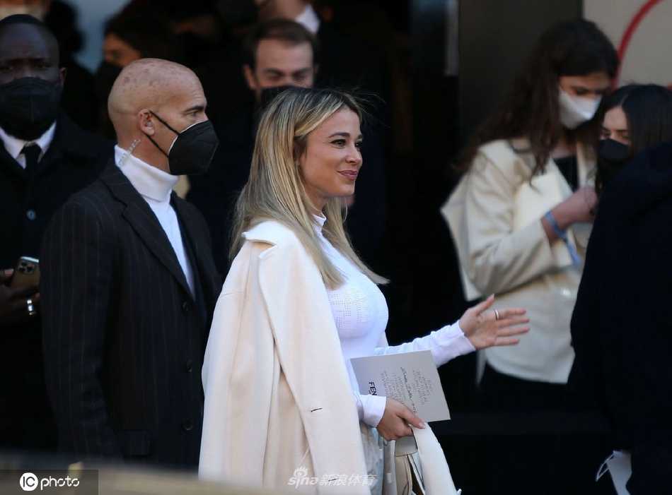 迪莱塔回眸一笑，白色套装的灵动裙摆轻轻扬起，步伐间充满了自信与魅力，宛若时尚舞台上的主角