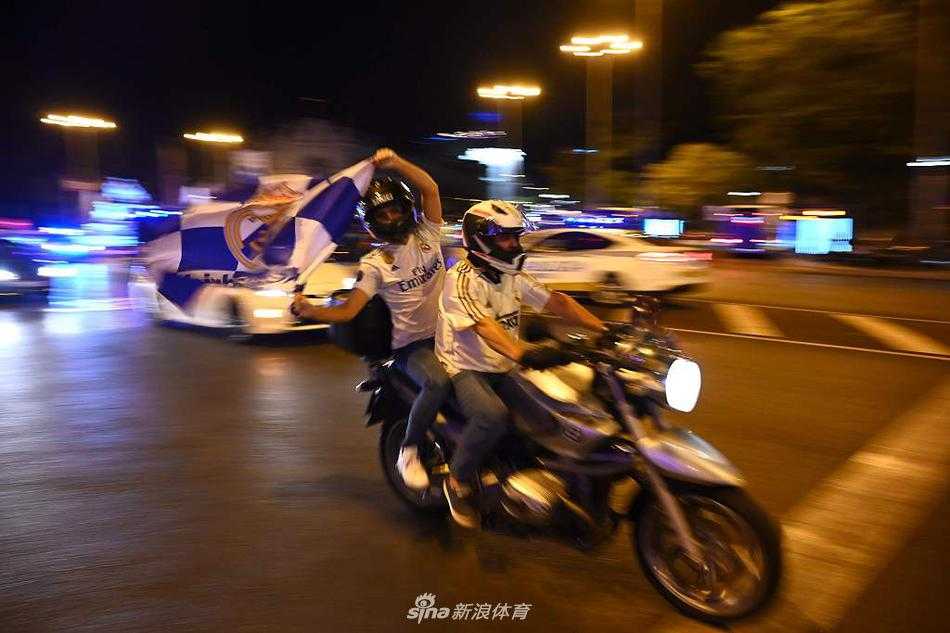 皇马众将围成一圈，将光头主帅齐达内一次次抛向空中，齐达内张开双臂面露笑容，享受着弟子们给予他的最高礼遇，背景是空无一人的蓝色座椅