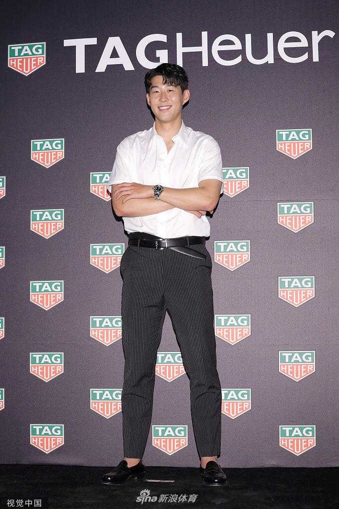 镜头特写下的孙兴慜侧颜，轮廓分明宛如雕塑，他微微低头看向手腕上的限量款腕表，眼神中流露出参与设计后的自豪与珍惜