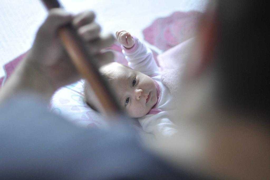 那不勒斯门将奥斯皮纳在对方多名球员包夹下高高跃起，双拳将球击出禁区，力保城门不失