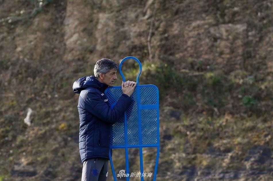 队长奥亚萨瓦尔在训练间隙独自调整呼吸，汗水沿着脸颊滑落，他的眼神坚定地望向远方，仿佛已提前置身于那场决定命运的大战之中。