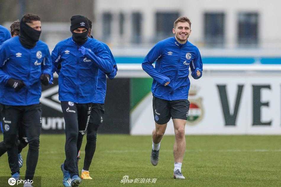 训练场上，一名球员正在进行专注的传接球练习，每一个动作都折射出为周末联赛做准备的严谨态度。