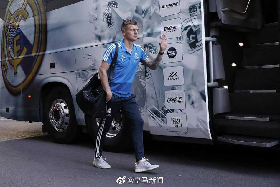 在阳光沐浴下的巴尔德贝巴斯训练场上，队长拉莫斯表情严肃，目光如炬地指挥着队友进行抢圈练习，他的每一次呼喊都彰显着后防中坚的领导力。
