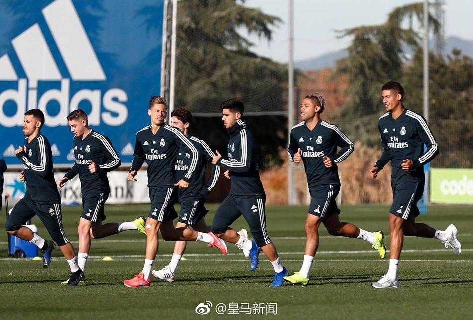 皇家马德里全力冲刺欧冠 克罗斯与马里亚诺复出在即 皇马全队训练尾声的抢圈游戏,欢声笑语中展现出团队良好的化学反应和轻松备战心态