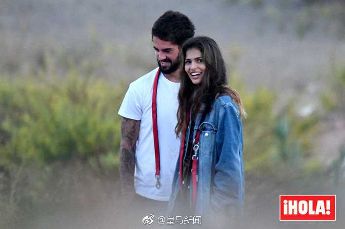 伯纳乌的王子与他的公主，深情对视间，整个世界都为之融化。